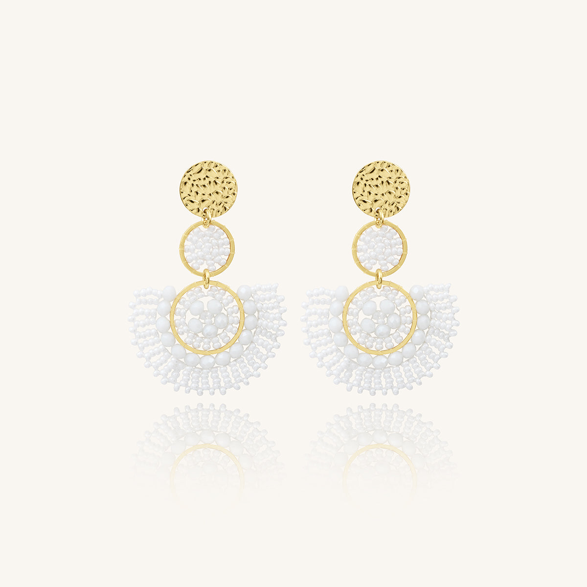 Aretes Blancos con Cristales Tejidos con Chapa de Oro - Santibé Paris