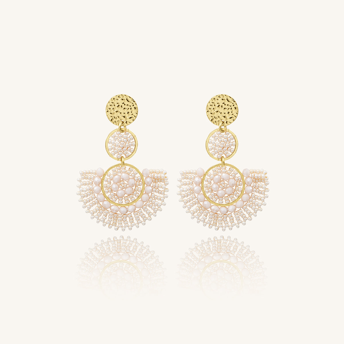 Aretes Beige con Cristales Tejidos con Chapa de Oro - Santibé Paris