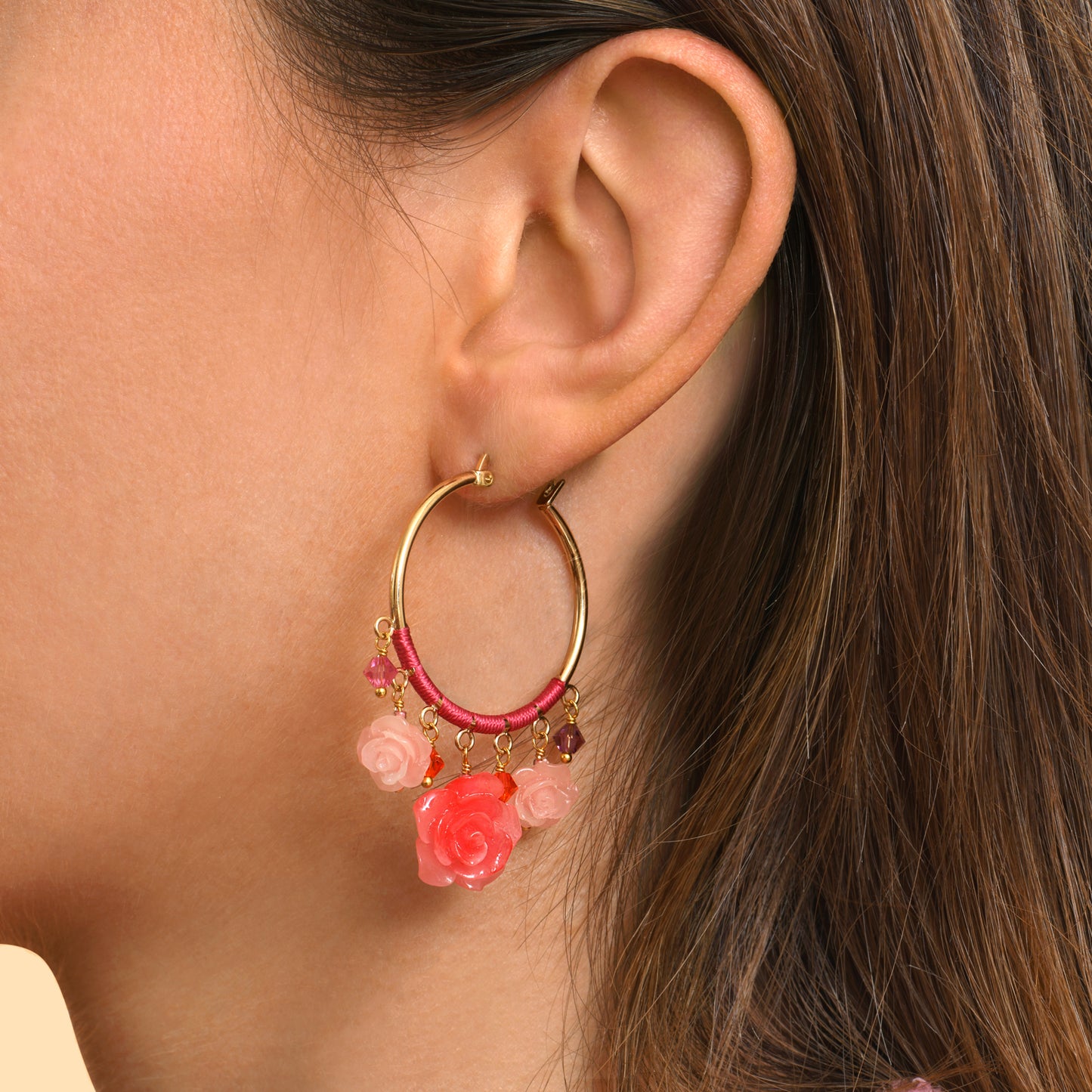 Arracadas Miraflores - Rosas Esculpidas de Concha Nacar y Chapa de Oro 14K