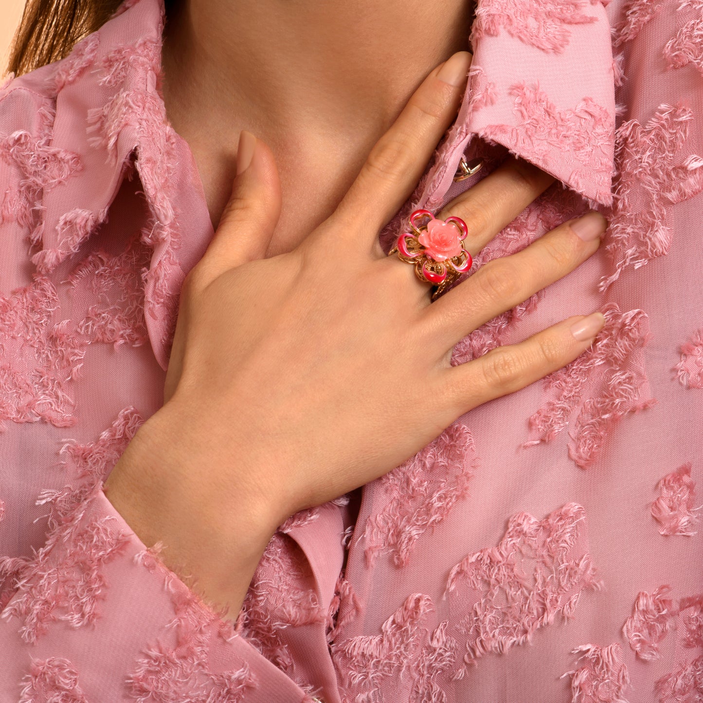 Anillo Miraflores Fuscia - Rosa Esculpida en Concha Nácar y Chapa de Oro 14K