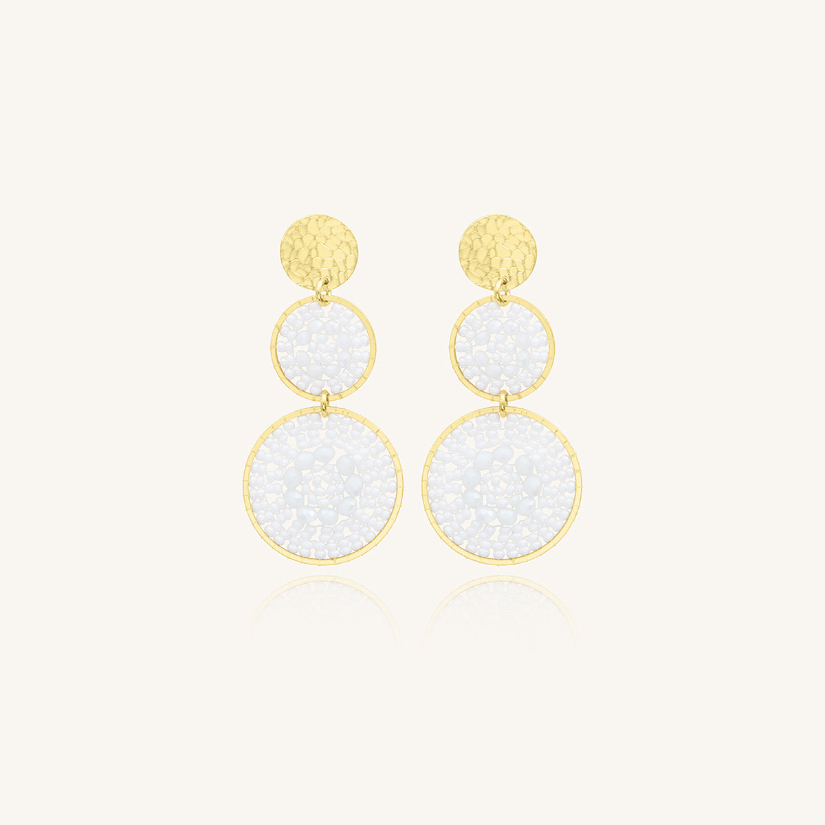 Aretes Largos de Cristales Tejidos Blancos y Chapa de Oro 23K