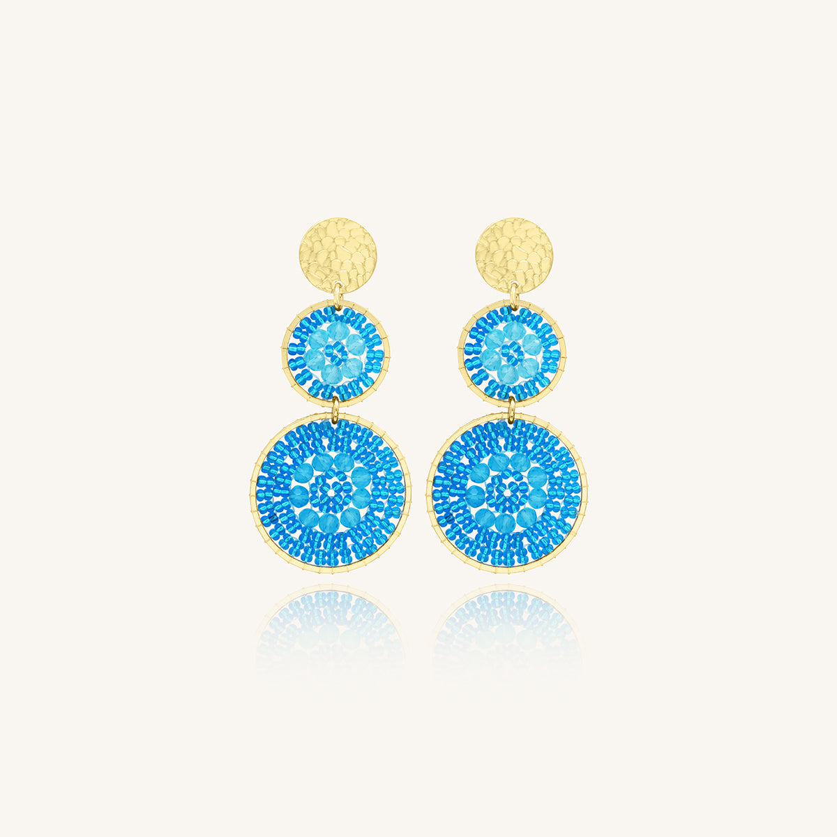 Aretes Largos de Cristales Tejidos Azul Turquesa Blancos y Chapa de Oro 23K