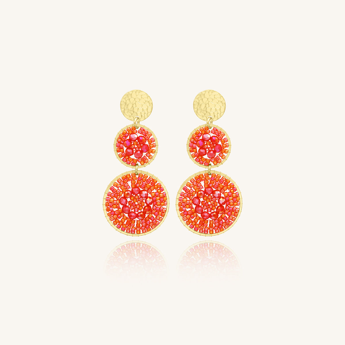 Aretes Largos de Cristales Tejidos Coral y Chapa de Oro 23K