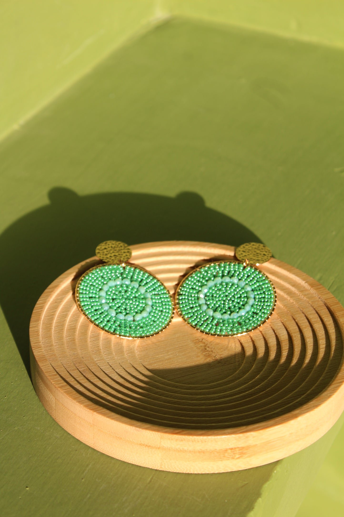 Aretes de Cristales Tejidos Verde Acqua y Chapa de Oro 23K - Santibé París