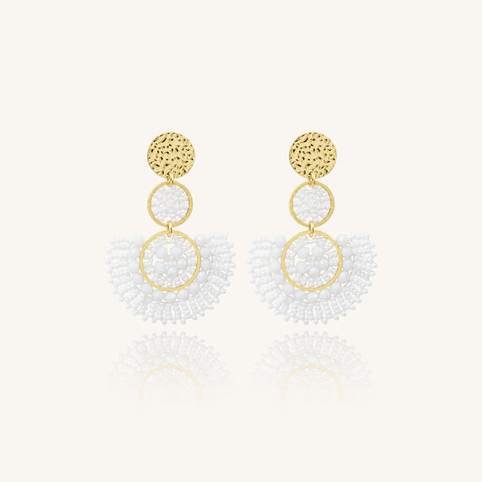 Aretes Blancos con Cristales Tejidos con Chapa de Oro - Santibé Paris
