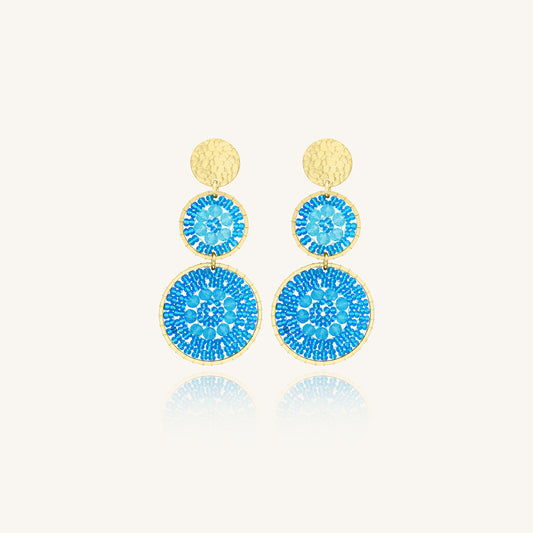 Aretes Largos de Cristales Tejidos Azul Turquesa Blancos y Chapa de Oro 23K