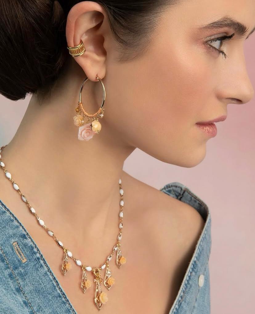 Arracadas Miraflores - Rosas Esculpidas de Concha Nacar, Seda y Chapa de Oro 14K