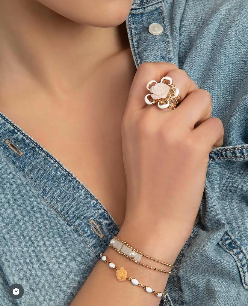 Anillo Miraflores Blanco - Rosa Esculpida en Concha Nácar y Chapa de Oro 14K