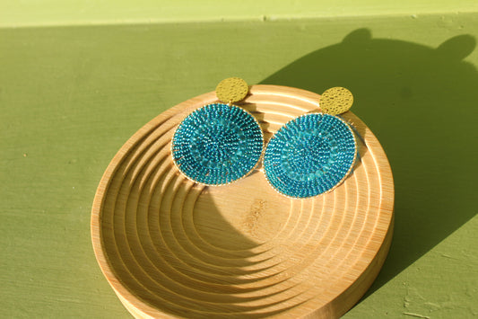Aretes de Cristales Tejidos Azul Turquesa y Chapa de Oro 23K - Santibé París