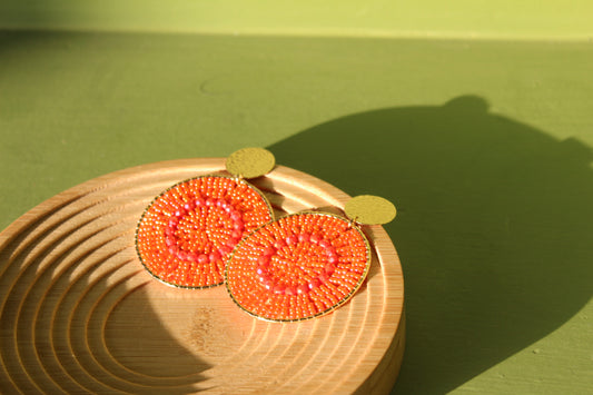 Aretes de Cristales Tejidos Coral y Chapa de Oro 23K - Santibé París